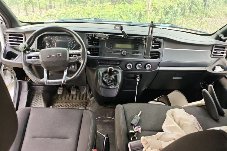 Used JMC Fushun 2023 2.0T Manual Short-Wheelbase Low-Roof Commercial Multi-Purpose Passenger Vehicle 6 Seats with Dual-Opening Tailgate Center Console