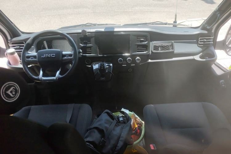 Used JMC Fushun 2023 2.0T Automatic Short-Wheelbase Low-Roof Commercial Van 2/3 Seats with Lift-Up Tailgate Center Console