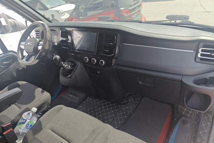 Used JMC Fushun 2023 2.0T Automatic Long-Wheelbase Mid-to-High Roof Commercial Van-Type Transport Vehicle – 2/3 Seats Center Console