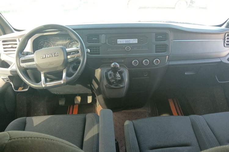 Used JMC Fushun 2023 2.0T Manual Short-Wheelbase Mid-Top Commercial Multi-Purpose 6-Seater Passenger Vehicle Center Console