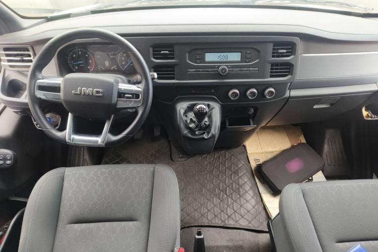 Used JMC Fushun 2023 2.0T Manual Mid-axle Mid-roof Commercial Multi-purpose 6-Seater Passenger Vehicle Center Console