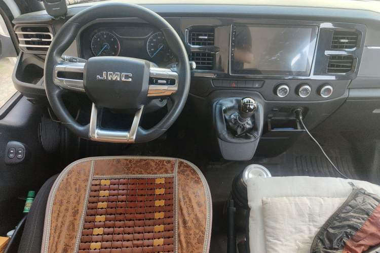 Used JMC Fushun 2023 2.0T Manual Diesel Long-Wheelbase High-Roof Business Van with Dual Rear Tires 6–9 Seats Center Console