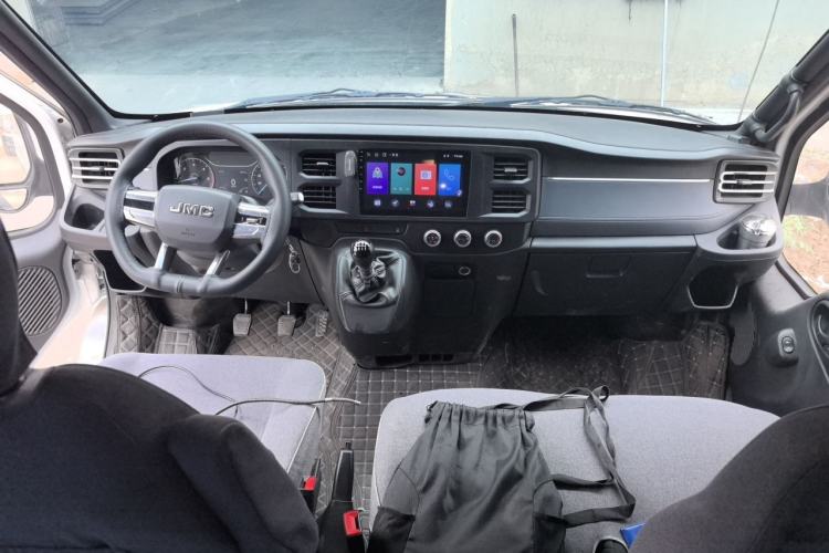 Used JMC Fushun 2023 2.0T Manual Short-Wheelbase Mid-Top Commercial Multi-Purpose 6-Seater Passenger Vehicle Center Console