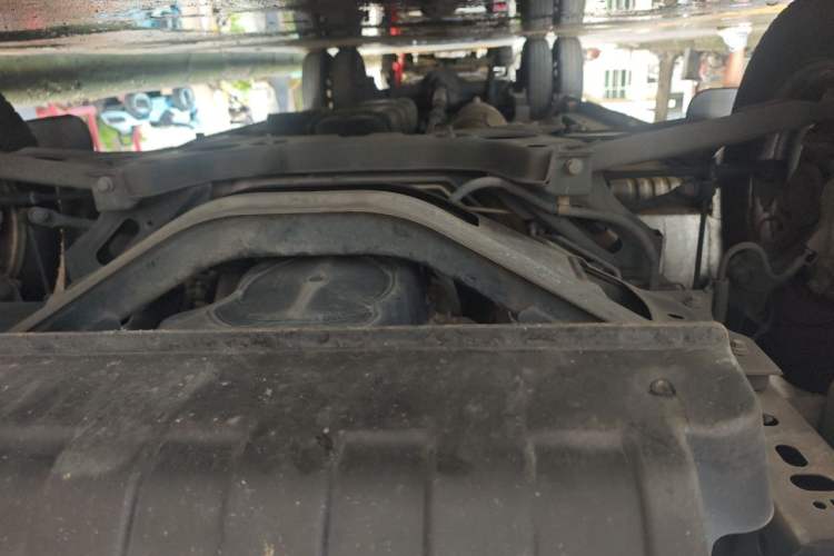 Used JMC Fushun 2023 2.0T Manual Diesel Long-Wheelbase High-Roof Business Van with Dual Rear Tires 6–9 Seats Chassis Front