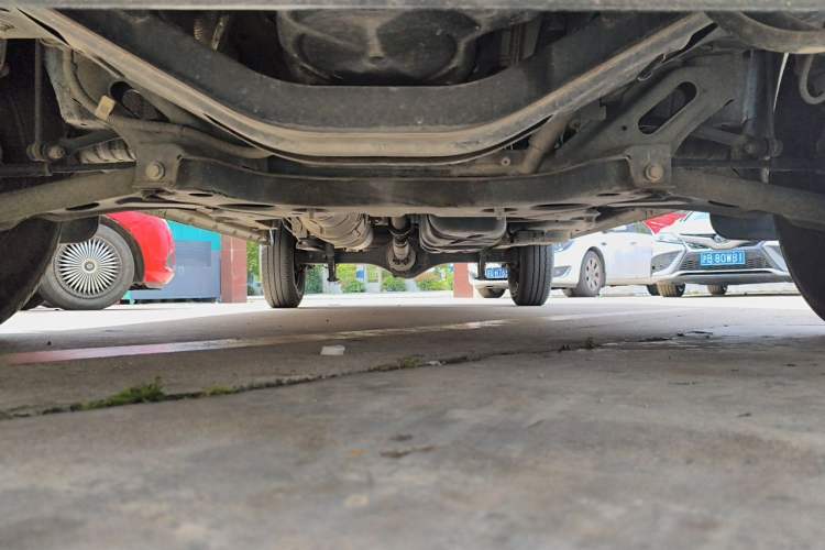 Used JMC Fushun 2023 2.0T Manual Mid-Drive Mid-Roof Commercial Multi-Purpose 7-Seater Passenger Vehicle Chassis Front