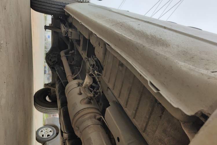 Used JMC Fushun 2023 2.0T Manual Short-Wheelbase Mid-Height Commercial Multi-Purpose 5-Seater Passenger Vehicle Chassis Front Right