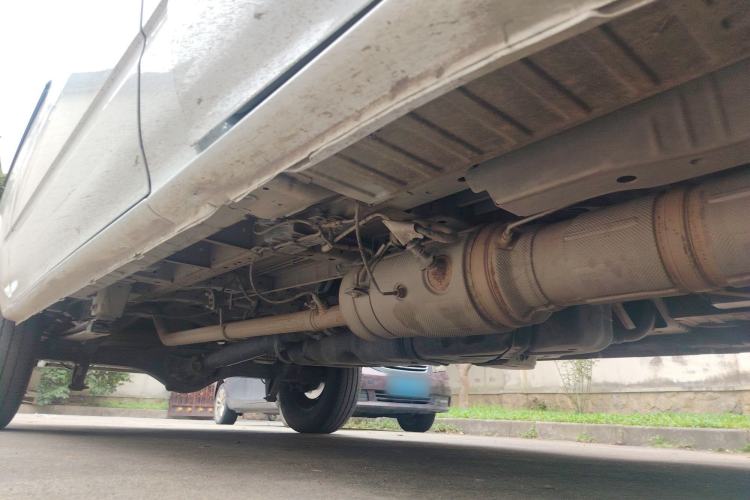 Used JMC Fushun 2023 2.0T Manual Mid-Drive Mid-Roof Commercial Multi-Purpose 7-Seater Passenger Vehicle Chassis Front Right