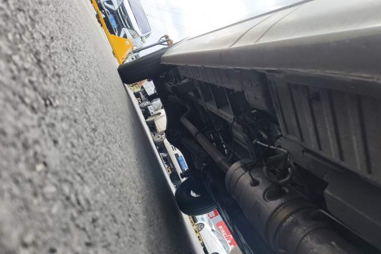 Used JMC Fushun 2023 2.0T Manual Mid-axle Mid-roof Commercial Multi-purpose 6-Seater Passenger Vehicle Chassis Front Right