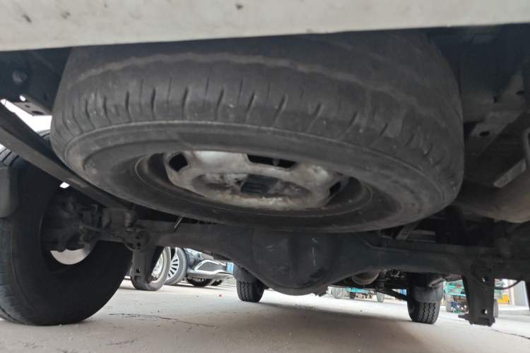Used JMC Fushun 2023 2.0T Manual Short-Wheelbase Low-Roof Commercial Van 2/3 Seats with Dual-Swing Tailgate Chassis Rear