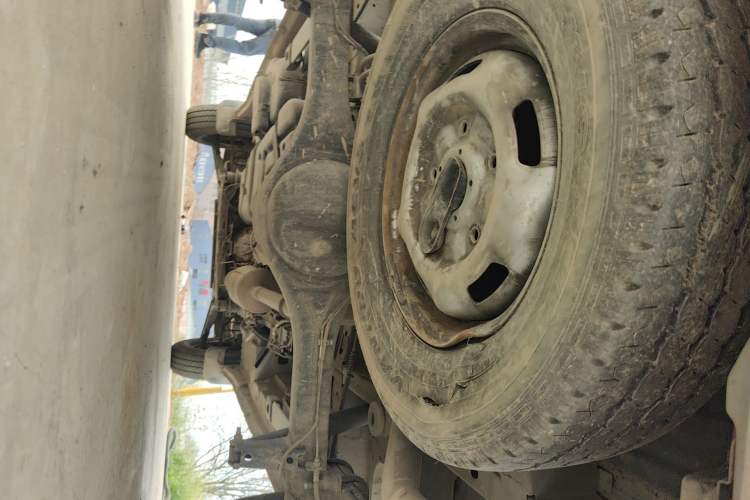 Used JMC Fushun 2023 2.0T Manual Short-Wheelbase Mid-Height Commercial Multi-Purpose 5-Seater Passenger Vehicle Chassis Rear