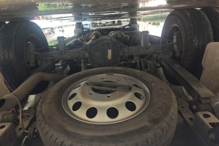 Used JMC Fushun 2023 2.0T Manual Diesel Long-Wheelbase High-Roof Business Van with Dual Rear Tires 6–9 Seats Chassis Rear