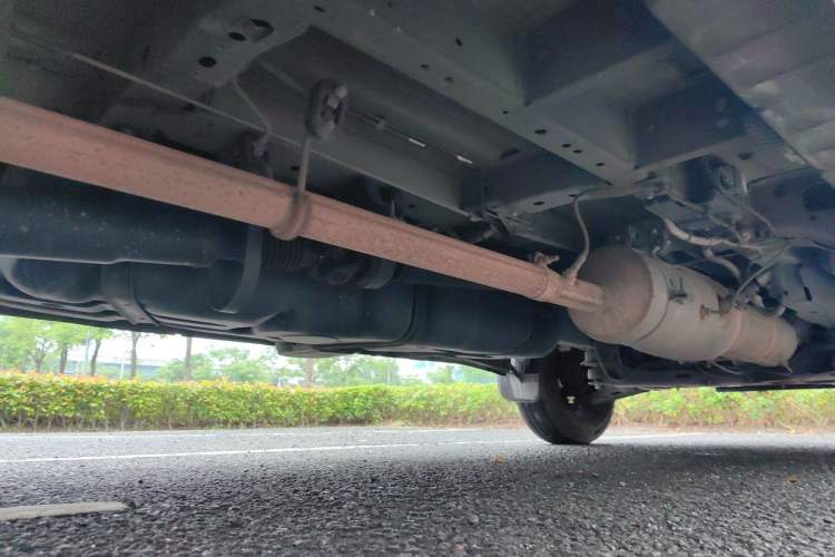 Used JMC Fushun 2023 2.0T Manual Mid-Drive Mid-Roof Commercial Van Transporter 2/3 Seats Chassis Rear Right