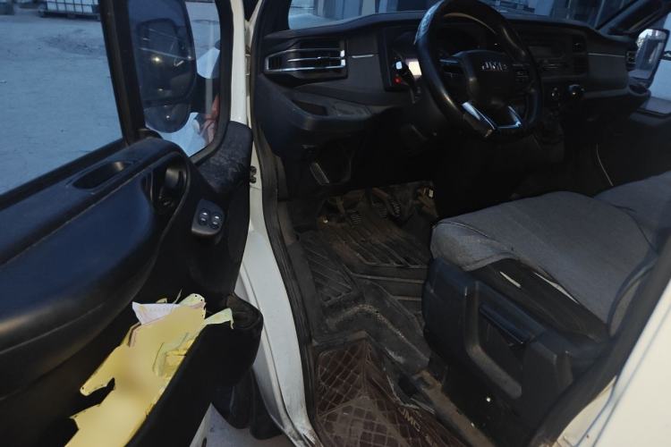 Used JMC Fushun 2023 2.0T Manual Short-Wheelbase Low-Roof Commercial Van 2/3 Seats with Dual-Swing Tailgate Driver Seat