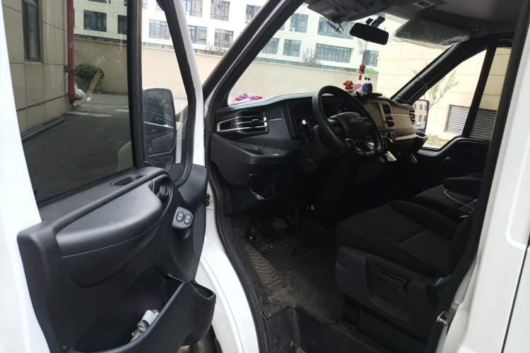 Used JMC Fushun 2023 2.0T Automatic Mid-Range High-Roof Commercial Multi-Purpose Passenger Vehicle with 6 Seats Driver Seat