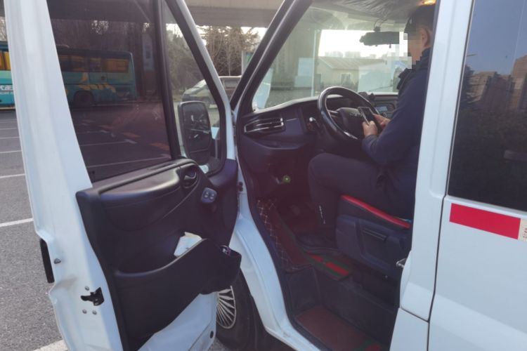 Used JMC Fushun 2023 2.0T Manual Short-Wheelbase Low-Roof Commercial Van 2/3 Seats with Lift-Up Tailgate Driver Seat