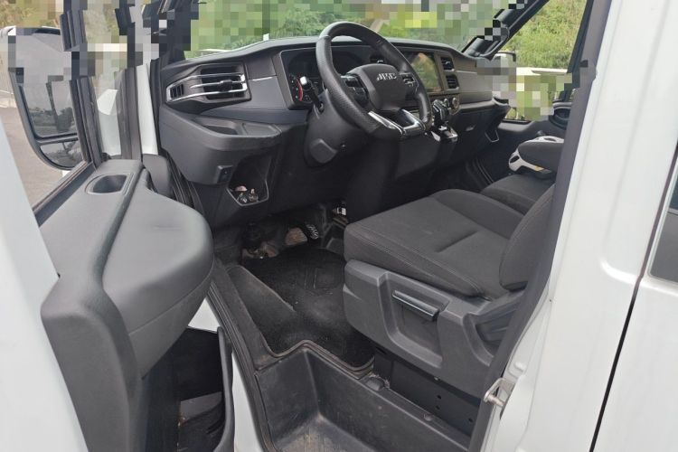Used JMC Fushun 2023 2.0T Automatic Short-Wheelbase Mid-Height Commercial Multi-Purpose Passenger Vehicle 5 Seats Driver Seat