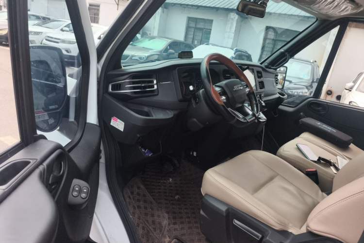 Used JMC Fushun 2023 2.0T Automatic Short-Wheelbase Low-Roof Commercial & Multi-Purpose Passenger Vehicle 6 Seats with Lift-Up Tailgate Driver Seat