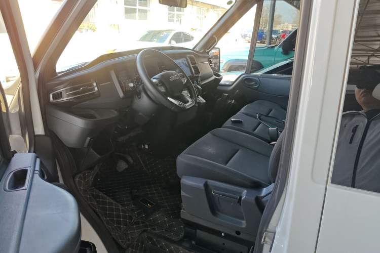 Used JMC Fushun 2023 2.0T Automatic Short-Wheelbase Mid-Top Commercial Multi-Purpose 6-Seater Passenger Vehicle Driver Seat