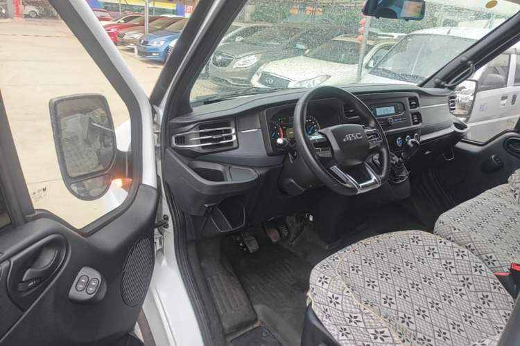 Used JMC Fushun 2023 2.0T Manual Short-Wheelbase Mid-Height Commercial Multi-Purpose 5-Seater Passenger Vehicle Driver Seat