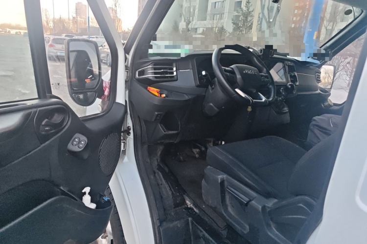 Used JMC Fushun 2023 2.0T Manual Short-Wheelbase Mid-Roof Commercial Van Transporter 2/3 Seats Driver Seat