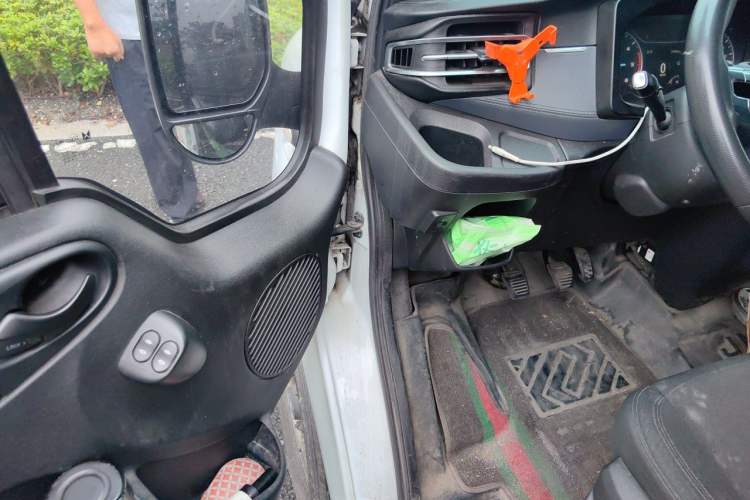 Used JMC Fushun 2023 2.0T Manual Mid-Drive Mid-Roof Commercial Van Transporter 2/3 Seats Driver Seat