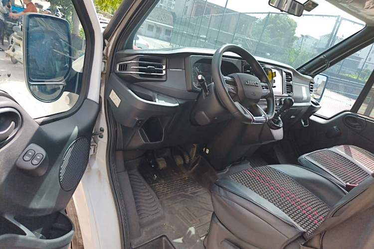 Used JMC Fushun 2023 2.0T Manual Short-Wheelbase Low-Roof Commercial Van 2/3 Seats with Dual-Swing Tailgate Driver Seat