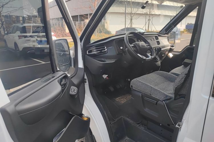 Used JMC Fushun 2023 2.0T Manual Short-Wheelbase Low-Roof Commercial Multi-Purpose Passenger Vehicle 6 Seats with Dual-Opening Tailgate Driver Seat