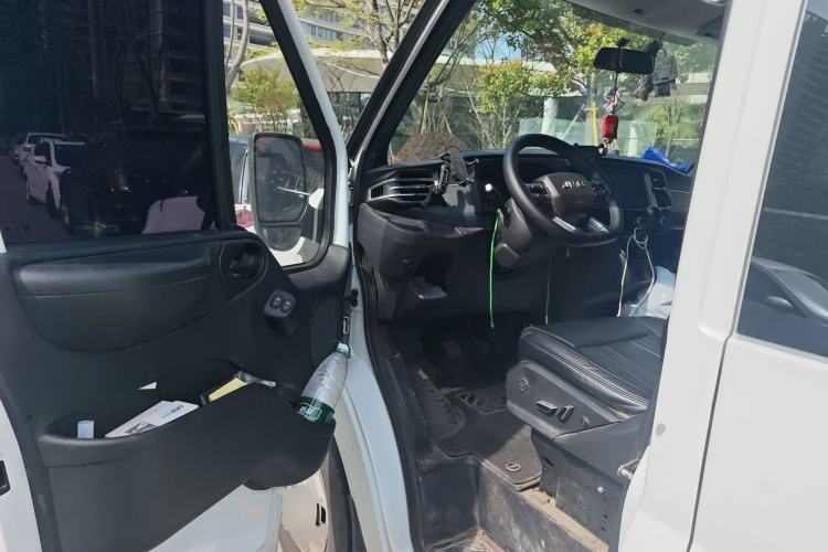 Used JMC Fushun 2023 2.0T Manual Short-Wheelbase Low-Roof Commercial Multi-Purpose Passenger Vehicle 6 Seats with Dual-Opening Tailgate Driver Seat