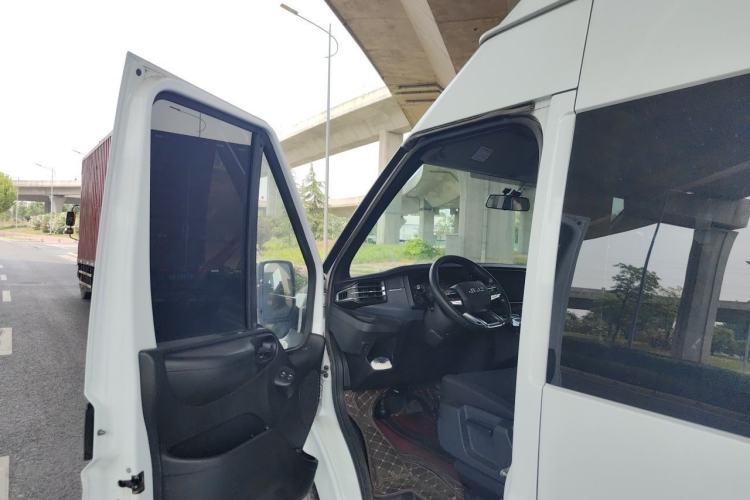 Used JMC Fushun 2023 2.0T Automatic Mid-Range High-Roof Commercial Multi-Purpose 7-Seater Passenger Vehicle Driver Seat