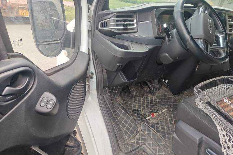 Used JMC Fushun 2023 2.0T Manual Diesel Long-Wheelbase High-Roof Business Van with Dual Rear Tires 6–9 Seats Driver Seat
