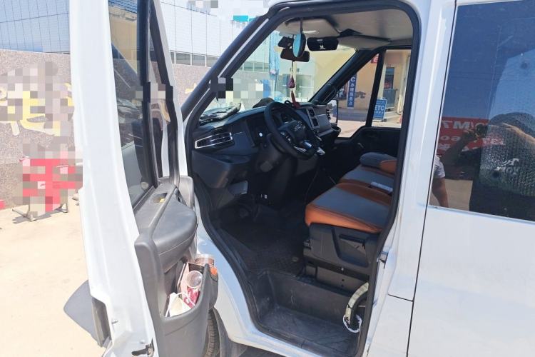 Used JMC Fushun 2023 2.0T Automatic Mid-Range Mid-Roof Commercial Multi-Purpose 7-Seater Passenger Vehicle Driver Seat