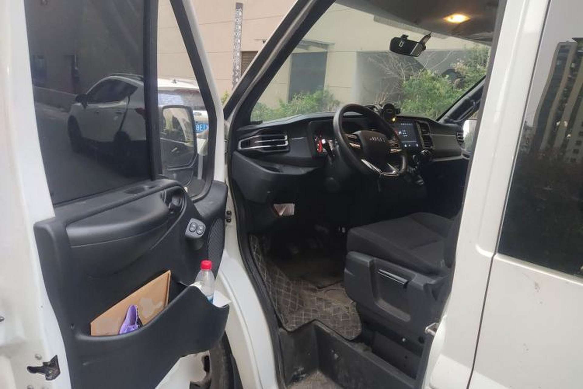 Used JMC Fushun 2023 2.0T Manual Mid-Drive Mid-Roof Commercial Multi-Purpose 7-Seater Passenger Vehicle Driver Seat