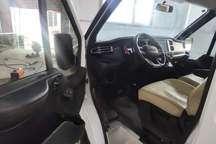 Used JMC Fushun 2023 2.0T Automatic Short-Wheelbase Low-Roof Commercial & Multi-Purpose Passenger Vehicle 6-Seater with Dual-Opening Tailgate Driver Seat
