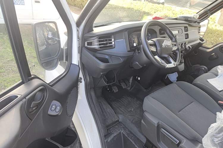 Used JMC Fushun 2023 2.0T Manual Short-Wheelbase Low-Roof Commercial Van 2/3 Seats with Lift-Up Tailgate Driver Seat