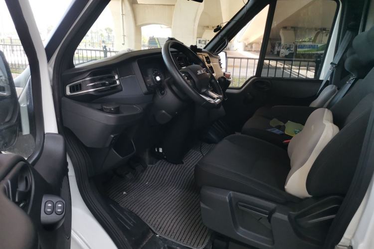 Used JMC Fushun 2023 2.0T Automatic Mid-Range High-Roof Commercial Multi-Purpose 7-Seater Passenger Vehicle Driver Seat