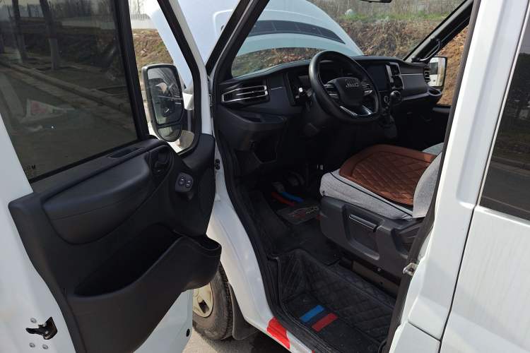 Used JMC Fushun 2023 2.0T Manual Short-Wheelbase Mid-Height Commercial Multi-Purpose 5-Seater Passenger Vehicle Driver Seat