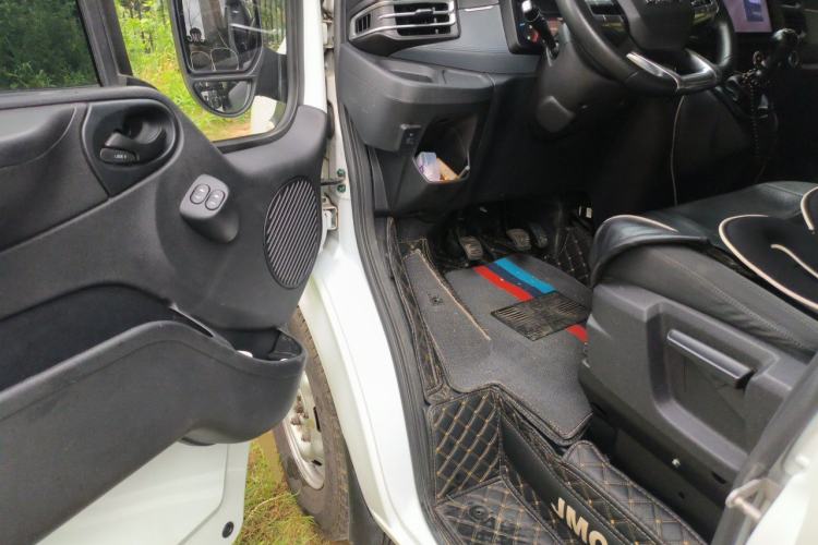 Used JMC Fushun 2023 2.0T Manual Short-Wheelbase Mid-Top Commercial Multi-Purpose 6-Seater Passenger Vehicle Driver Seat