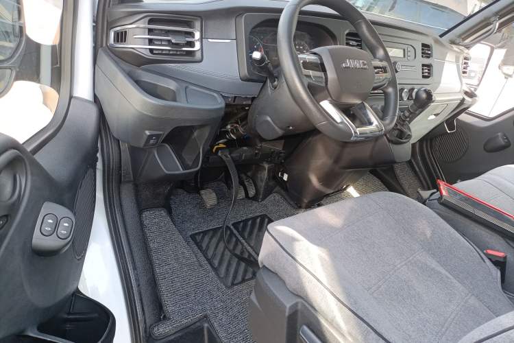 Used JMC Fushun 2023 2.0T Manual Short-Wheelbase Low-Roof Commercial Van 2/3 Seats with Lift-Up Tailgate Driver Seat