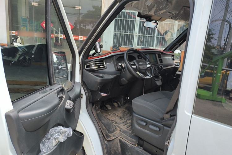 Used JMC Fushun 2023 2.0T Manual Mid-Drive Mid-Roof Commercial Multi-Purpose 7-Seater Passenger Vehicle Driver Seat