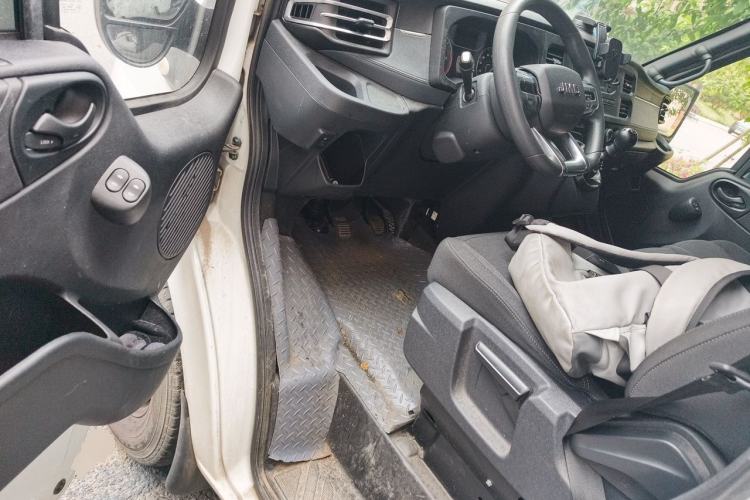 Used JMC Fushun 2023 2.0T Manual Short-Wheelbase Mid-Height Commercial Multi-Purpose 5-Seater Passenger Vehicle Driver Seat