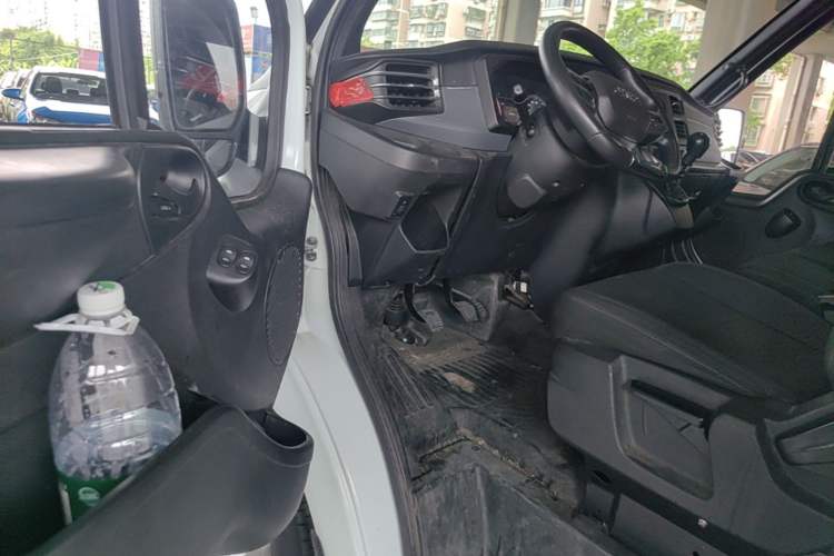 Used JMC Fushun 2023 2.0T Manual Short-Wheelbase Low-Roof Commercial Multi-Purpose Passenger Vehicle 6 Seats with Dual-Opening Tailgate Driver Seat