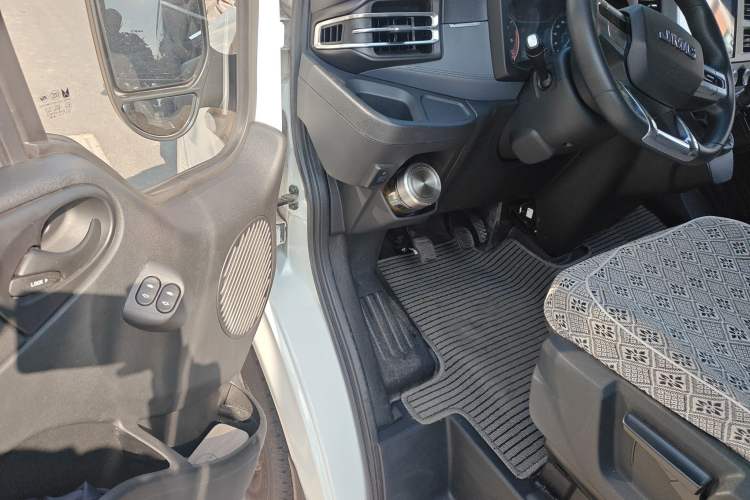 Used JMC Fushun 2023 2.0T Manual Short Wheelbase Mid-Height Passenger Version Business-Class 7-Seater (Non-Commercial) Driver Seat