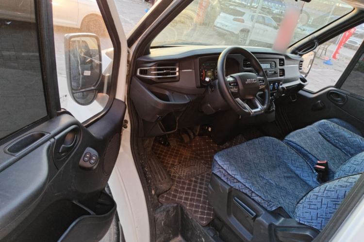 Used JMC Fushun 2023 2.0T Manual Mid-Drive Mid-Roof Commercial Van Transporter 2/3 Seats Driver Seat