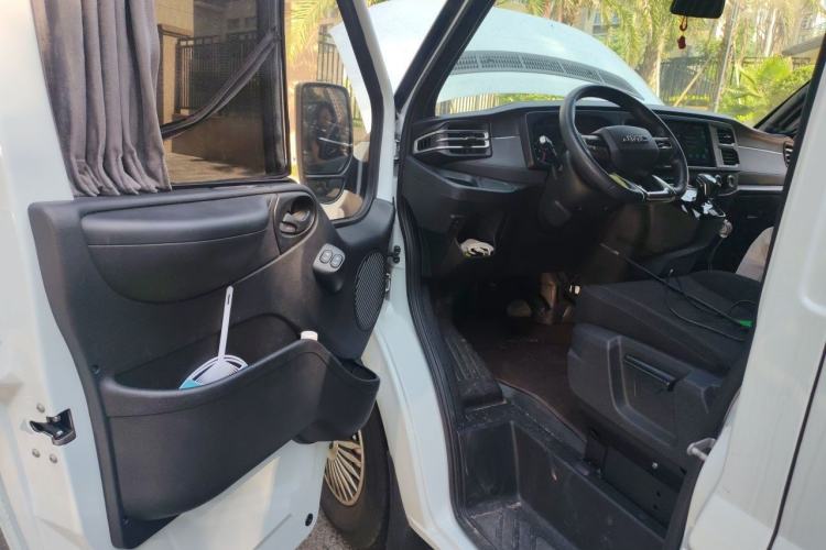 Used JMC Fushun 2023 2.0T Automatic Short-Wheelbase Mid-Height Commercial Multi-Purpose Passenger Vehicle 5 Seats Driver Seat