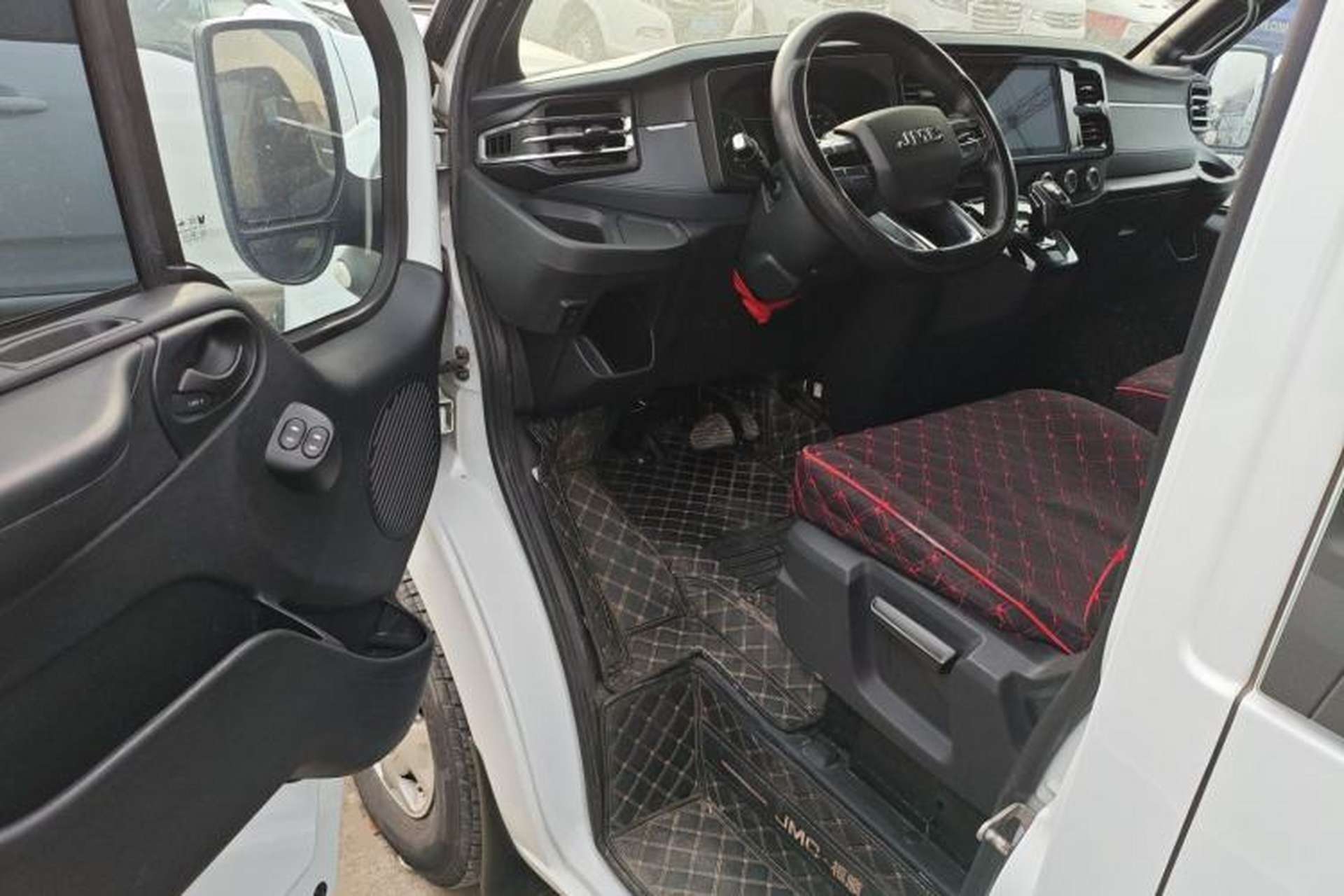 Used JMC Fushun 2023 2.0T Automatic Mid-Range High-Roof Commercial Multi-Purpose 7-Seater Passenger Vehicle Driver Seat
