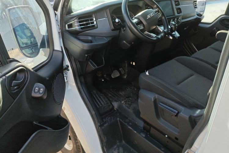 Used JMC Fushun 2023 2.0T Automatic Short-Wheelbase Mid-Top Commercial Multi-Purpose 6-Seater Passenger Vehicle Driver Seat