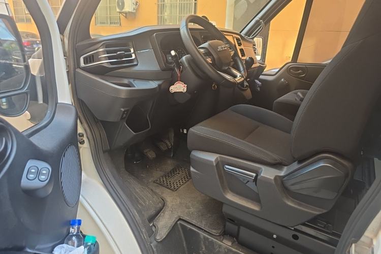 Used JMC Fushun 2023 2.0T Automatic Mid-Range Mid-Roof Commercial Multi-Purpose 6-Seater Passenger Vehicle Driver Seat