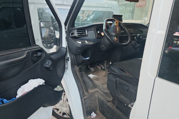 Used JMC Fushun 2023 2.0T Manual Short-Wheelbase Low-Roof Commercial Multi-Purpose Passenger Vehicle 6 Seats with Dual-Opening Tailgate Driver Seat