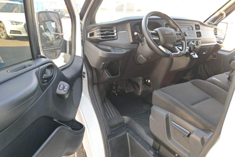 Used JMC Fushun 2023 2.0T Automatic Short-Wheelbase Mid-Height Commercial Multi-Purpose Passenger Vehicle 5 Seats Driver Seat