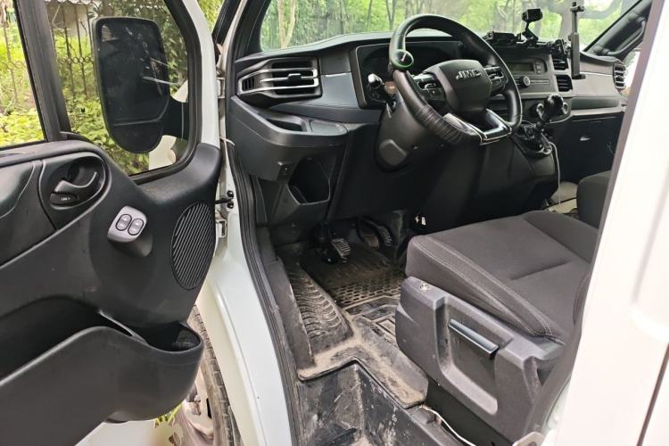 Used JMC Fushun 2023 2.0T Manual Short-Wheelbase Low-Roof Commercial Multi-Purpose Passenger Vehicle 6 Seats with Dual-Opening Tailgate Driver Seat